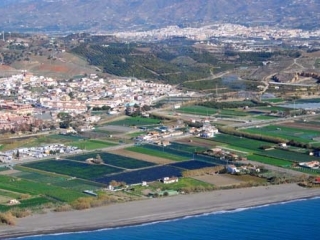 Foto aérea de la playa y el pueblo
