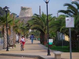 Paseo de Benajarafe con Torre al Fondo