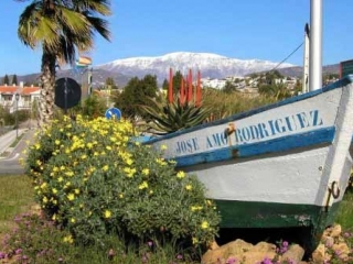 Barco de la rotonda de Rivera de Trayamar
