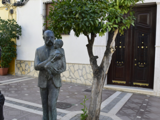María Zambrano en brazos de su padre "Blas y María Zambrano"